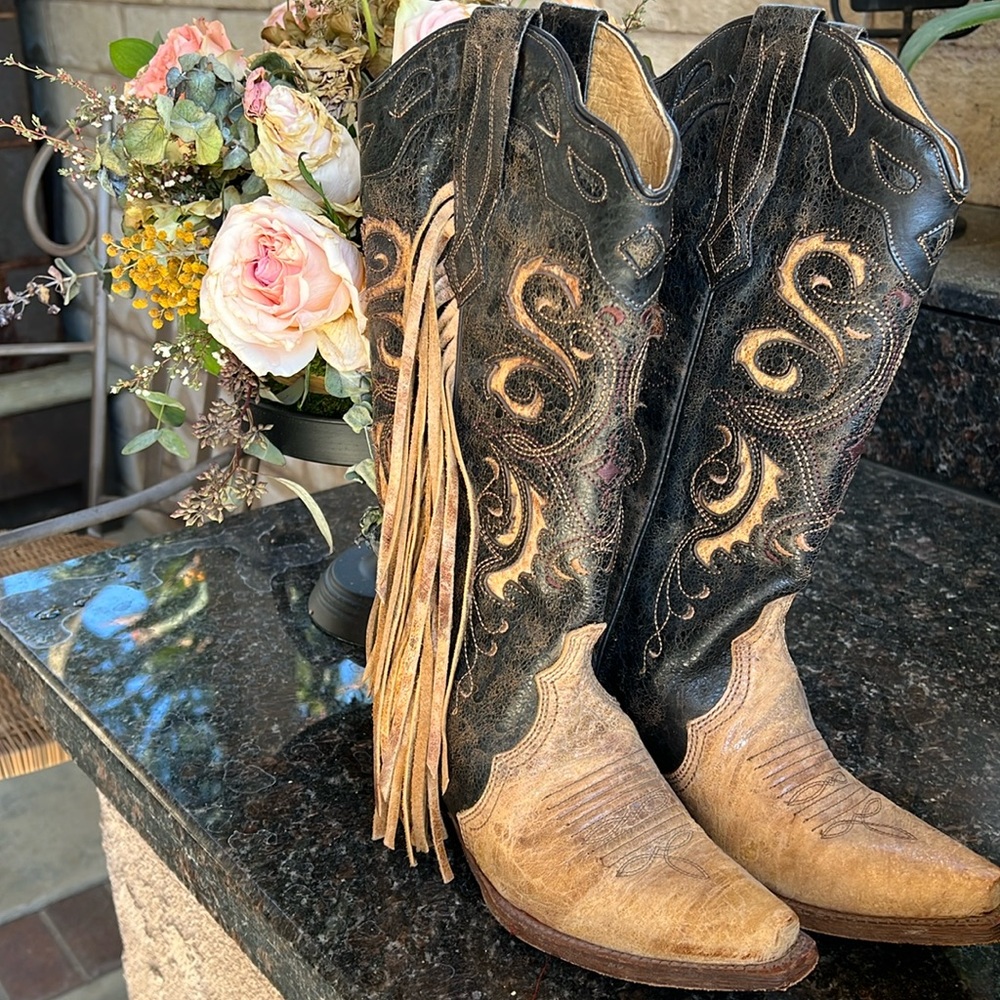 Women’s cowboy boots. Size 6